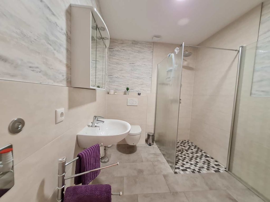 Moderne-FeWo-Landliebe-2Z-Badezimmer-Dusche-85qm-Ferienwohnung-Lueneburger-Heide-Niedersachsen-Heideort-Luenzen-Schneverdingen-Ferienhof-Reiterhof