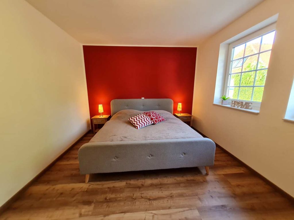 Moderne-FeWo-Landliebe-2Z-Schlafzimmer-Doppelbett-85qm-Ferienwohnung-Lueneburger-Heide-Niedersachsen-Heideort-Luenzen-Schneverdingen-Ferienhof-Reiterhof