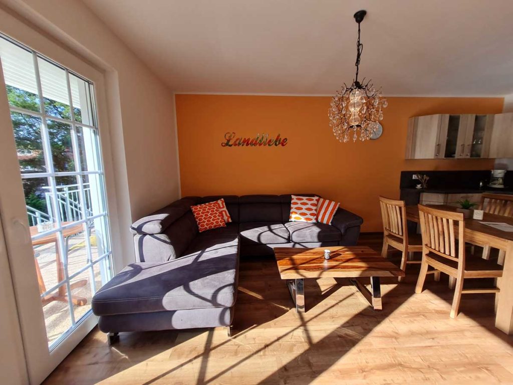 Moderne-FeWo-Landliebe-2Z-Wohnzimmer-Couch-Esstisch-85qm-Ferienwohnung-Lueneburger-Heide-Niedersachsen-Heideort-Luenzen-Schneverdingen-Ferienhof-Reiterhof