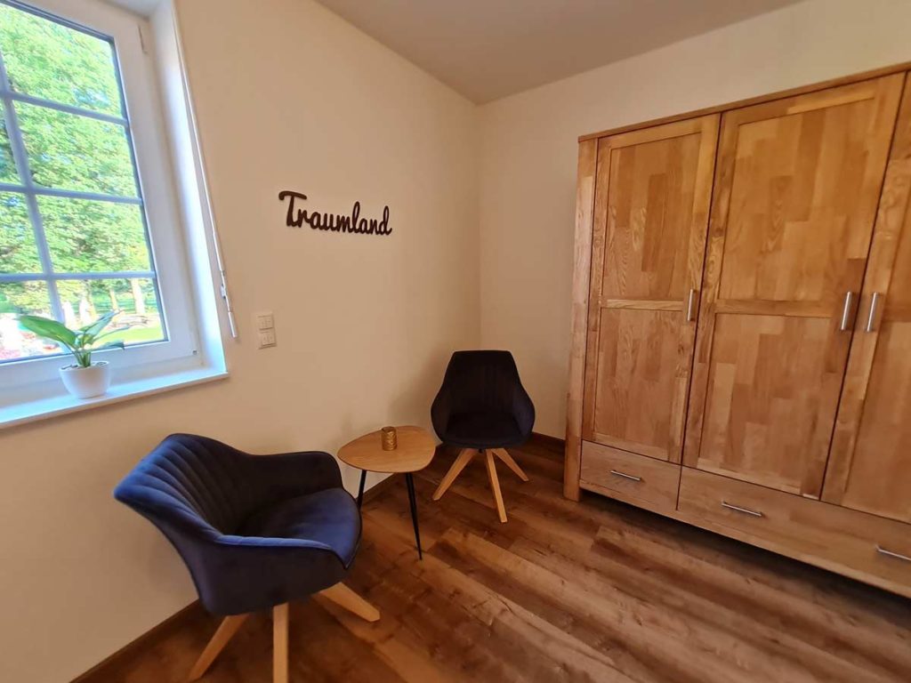 Moderne-FeWo-Landliebe-2z-Schlafzimmer-Kleiderschrank-Sitzecke-85qm-Ferienwohnung-Lueneburger-Heide-Niedersachsen-Heideort-Luenzen-Schneverdingen-Ferienhof-Reiterhof