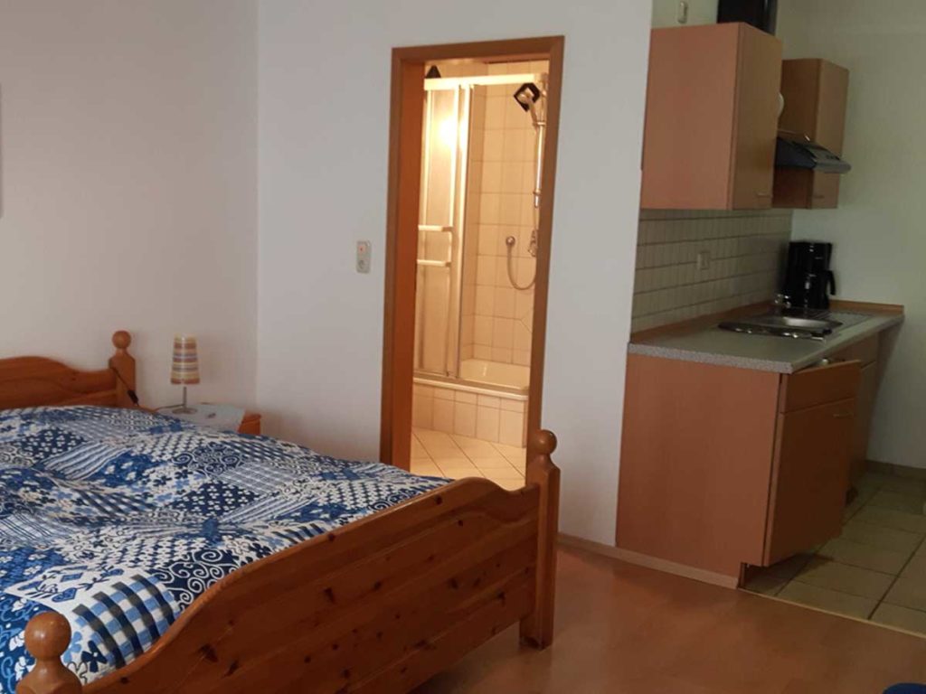 Gemuetliche-FeWo-Spatzennest-1Z-Doppelbett-Singlekueche-Badezimmer-26qm-Ferienwohnung-Lueneburger-Heide-Niedersachsen-Heideort-Luenzen-Schneverdingen-Ferienhof-Reiterhof