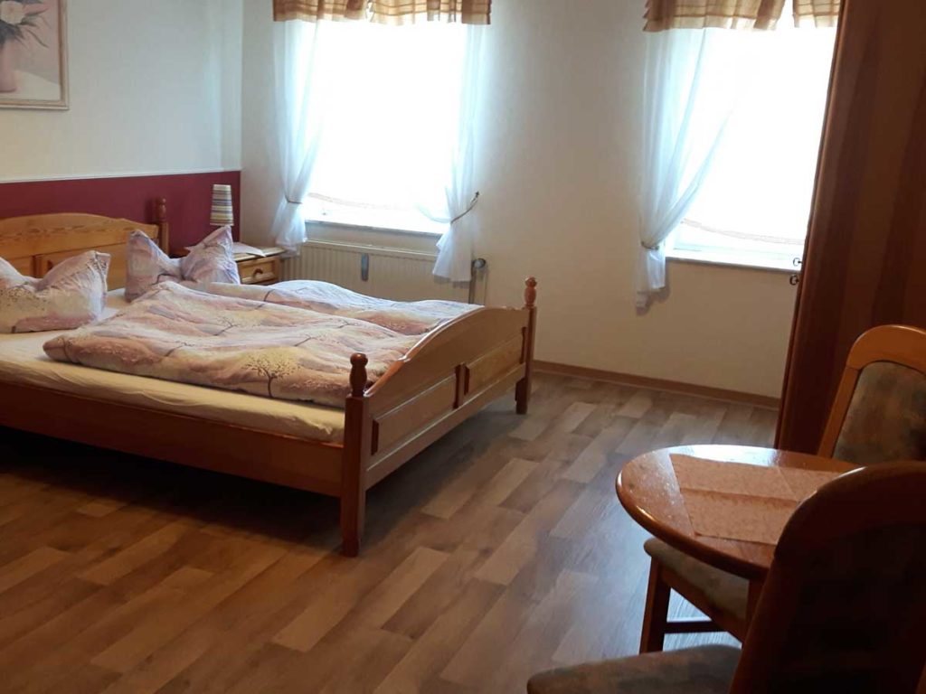 Schoene-FeWo-Am-Reiterstuebchen-2Z-Schlafzimmer-Tisch-Doppelbett-75qm-Ferienwohnung-Lueneburger-Heide-Niedersachsen-Heideort-Luenzen-Schneverdingen-Ferienhof-Reiterhof