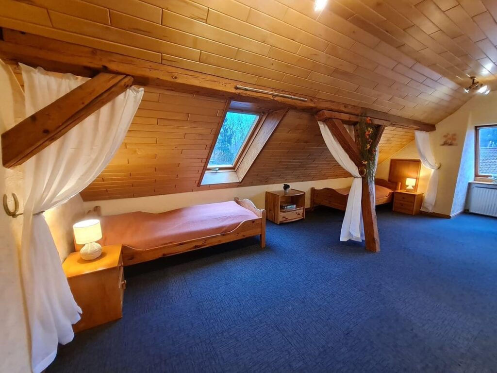 Ferienwohnung Eulenflug 2024_FeWo-Eulenflug-Haupthaus-Betten-Wohnbereich-2Z-6-Personen-105qm-Ferienwohnung-Lueneburger-Heide-Niedersachsen-Heideort-Luenzen-Schneverdingen-Ferienhof-Reiterhof